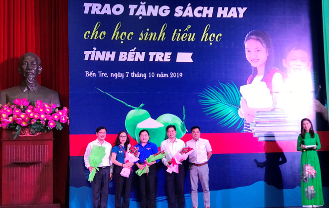Lãnh đạo Tỉnh đoàn, Sở GD-ĐT Bến Tre đại diện nhận 31.000 đầu sách từ Dự án